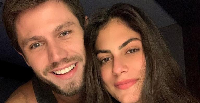 Mari Gonzalez e Jonas Sulzbach posam de moletom combinando e revelam desejos da semana