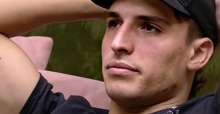 Felipe Prior critica rapper que fez tatuagem em sua homenagem: ”Fazer isso pra se aparecer”
