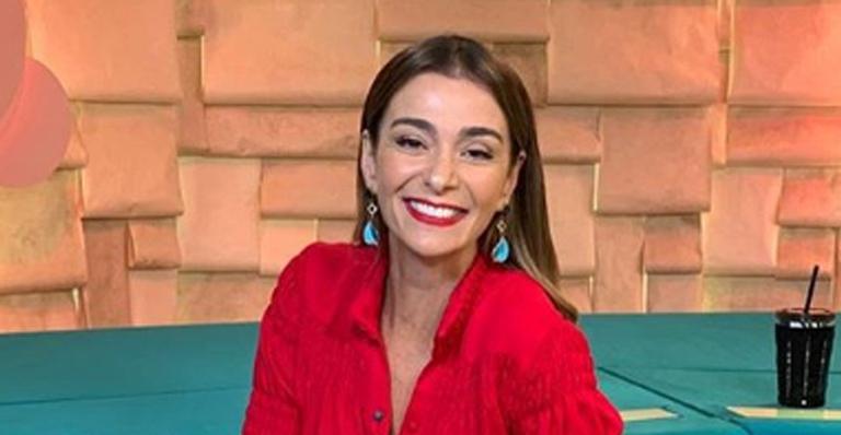 Mônica Martelli comemora os 52 anos na quarentena e reflete