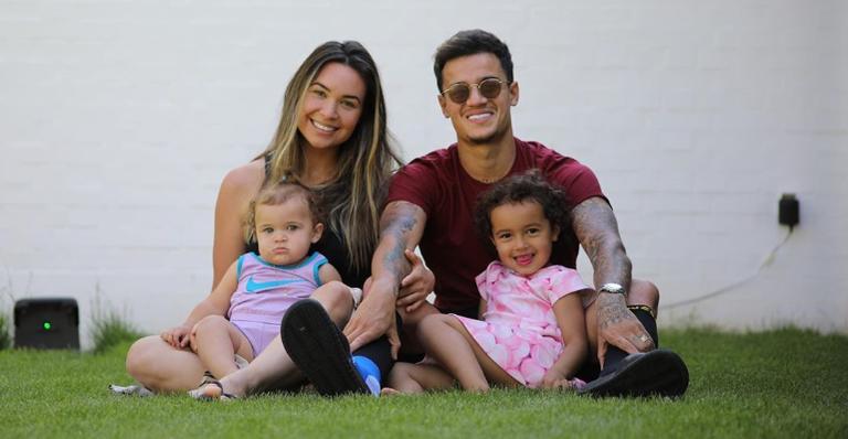 Philippe Coutinho passa tarde divertida ao lado das filhas