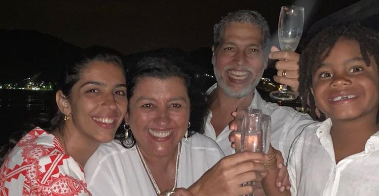 Regina Casé relembra clique do filho no seu aniversário de 7 anos: ”Foi tanto paparico”