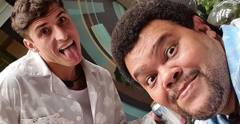 Felipe Prior mostra trechinho de chamada em vídeo com Babu Santana: ”Paizão de todos”