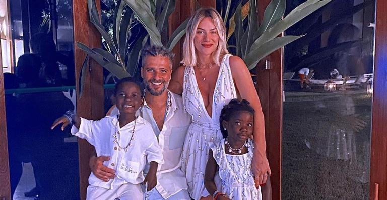 Gio Ewbank posa ao lado de Titi e Bless: ”Estão ficando exibidos”