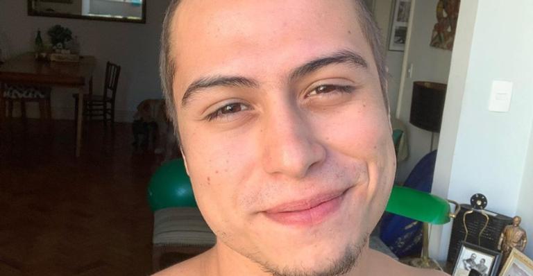 Francisco Vitti encanta a web ao surgir em momento fofo com seus cachorros: ”Que amor”