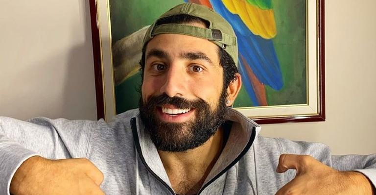 Descamisado, Kaysar Dadour arranca suspiros em clique curtindo dia de piscina em Salvador