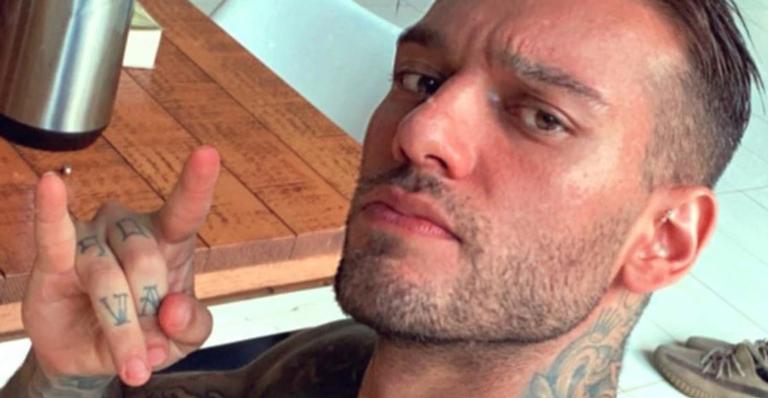 Lucas Lucco posa ao lado do cachorrinho de gravata e diverte internautas