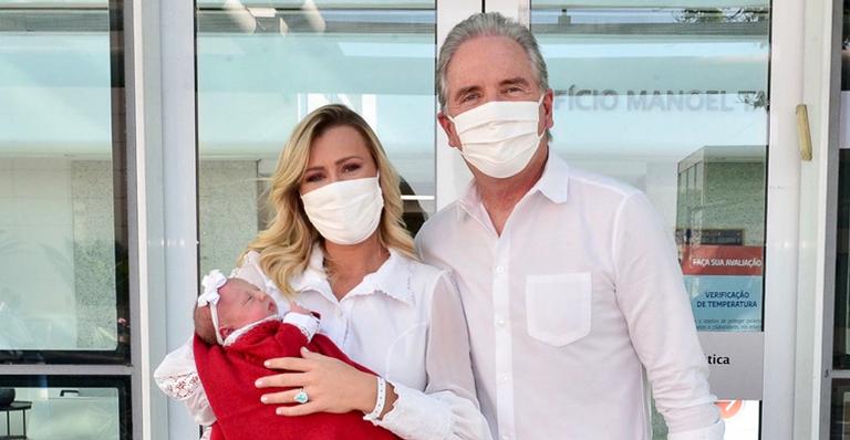 Roberto Justus e Ana Paula Siebert deixam a maternidade com a pequena Vicky
