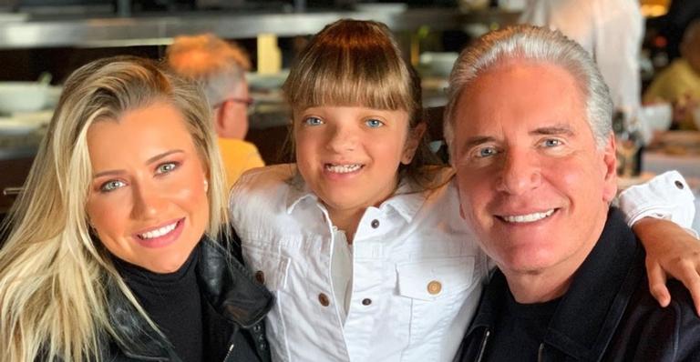 Roberto Justus se derrete ao mostrar Rafinha conhecendo a irmã: ”Uma princesa cuidando da outra”