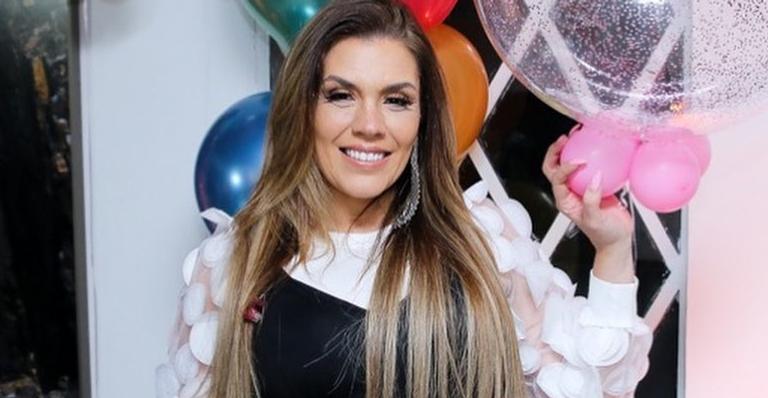 Simony arranca suspiros ao surgir com blusa transparente e jeans justinho: ”Parece com 18 aninhos”