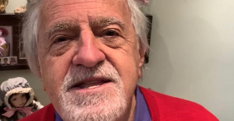 Ary Fontoura encanta a web ao ensinar receita de bolo: ”Fazendo várias coisas para tentar animar”