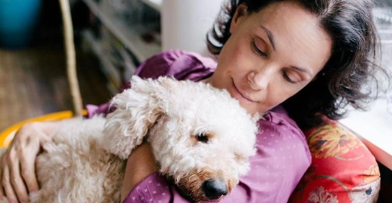 Carolina Ferraz encanta seguidores ao mostrar registro fofo de seus cachorros