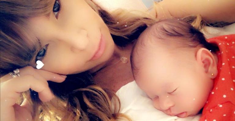 Dany Bananinha passeia na varanda com a filha e encanta web