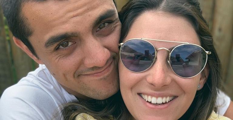 Felipe Simas emociona ao fazer homenagem de aniversário à Mariana Uhlmann: ”Ainda mais linda”