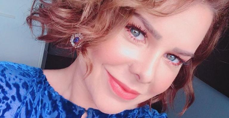Fernanda Souza aparece em foto com pombo na cabeça e internautas reagem com risadas