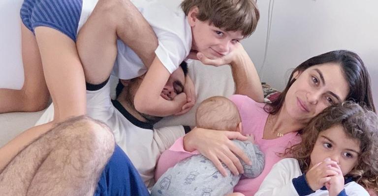 Mariana Uhlmann comemora seus 29 anos e o mesversário do caçula, Vicente, ao lado da família