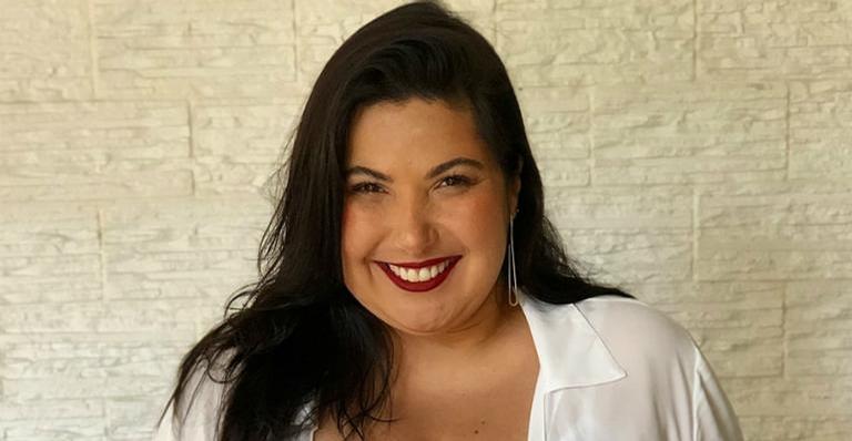 Na cama, Mariana Xavier posa deslumbrante de lingerie e chama muita atenção