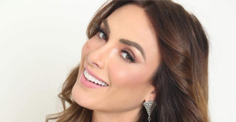 Nicole Bahls surge em sofá gigante e choca internautas: ”Praticamente um quarto de hóspedes”