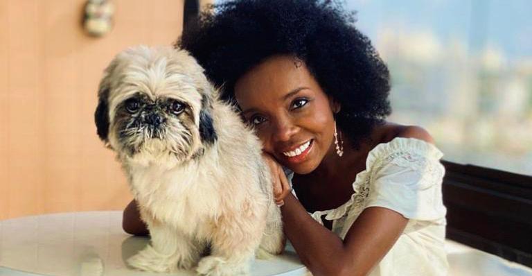Thelma surge deslumbrante em clique descontraído com o seu cachorro, Chico