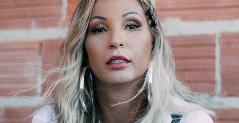 Valesca Popozuda abaixa a calcinha na cama e fãs vibram: ”Que é isso?”