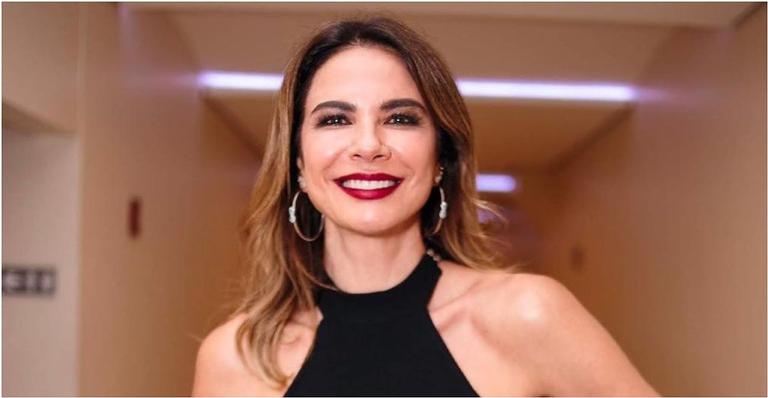 Luciana Gimenez esbanja boa forma ao surgir de lingerie em clique