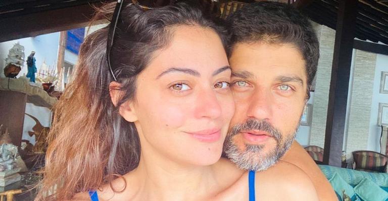 Carol Castro celebra Dia do Abraço agarradinha com Bruno Cabrerizo: ”Te amo”