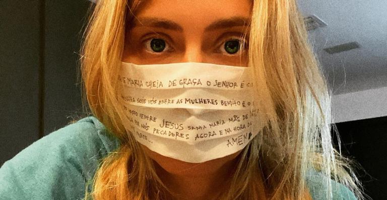 Carolina Dieckmann mostra máscaras artesanais que tem feito para doação