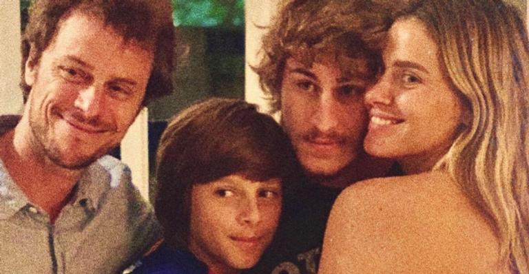 Carolina Dieckmann posa ao lado da família em comemoração ao Dia do Abraço