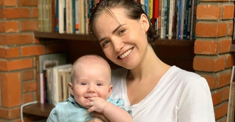 Celebrando o Dia do Abraço, Leticia Colin posa com o filho e encanta seguidores