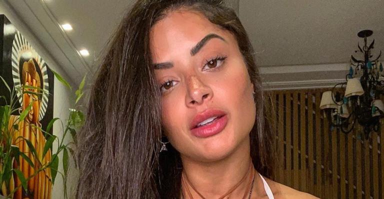 De biquíni vermelho, Aline Riscado ostenta boa forma e fala sobre rotina intensa na quarentena