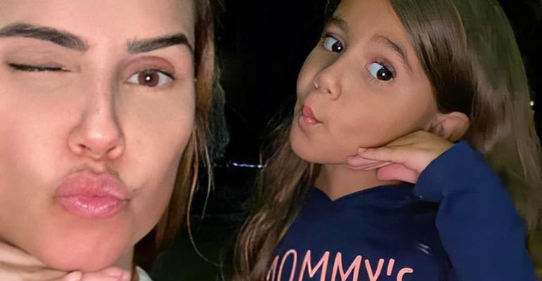 Deborah Secco celebra Dia do Abraço grudadinha com a filha e encanta internautas