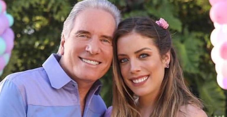 Fabiana Justus se derrete ao conhecer a irmã recém-nascida, Vicky: ”Uma emoção muito diferente!”