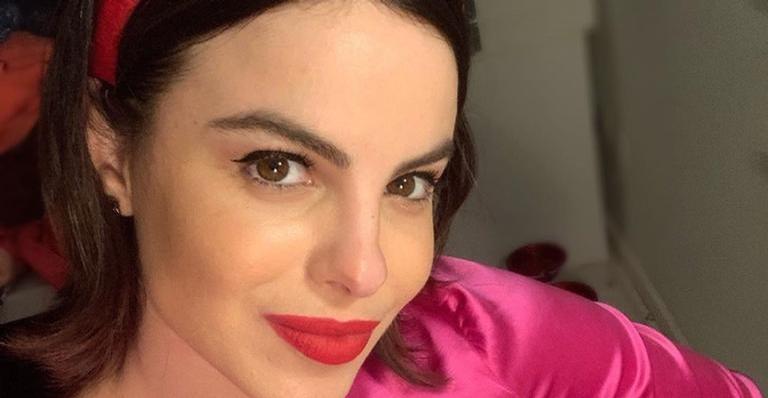 Grávida de seu primeiro filho, Sthefany Brito mostra a barriguinha: ”Tem neném querendo aparecer”