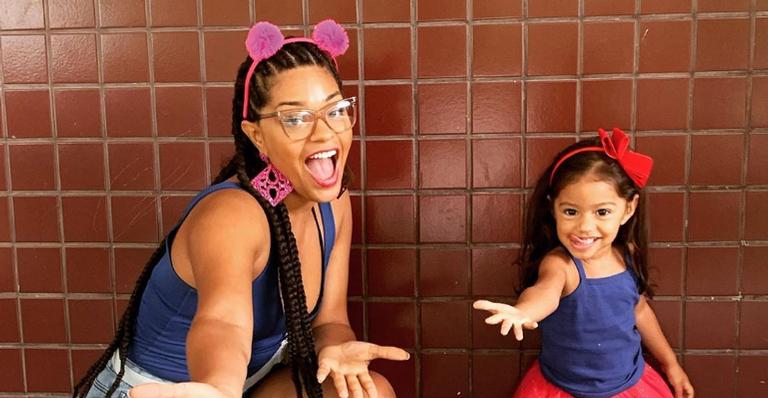 Juliana Alves surge malhando ao lado da filha e encanta a web: ”Que lindas”