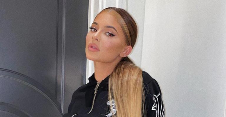 Kylie Jenner exibe corpão enquanto aproveita piscina e recebe chuva de elogios: ”Maravilhosa”