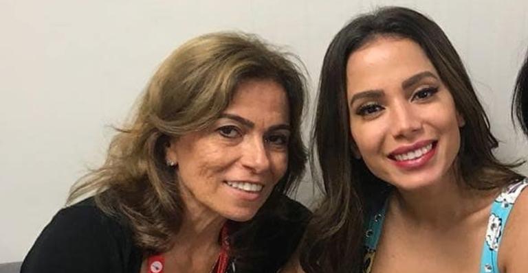 Após polêmicas, mãe de Anitta se pronuncia sobre ter saído da casa da filha: ”Confusão”