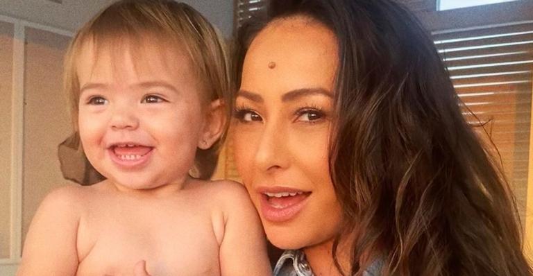 Fofura do dia! Sabrina Sato se derrete ao ver Zoe passando batom: ”Filha, o que você fez?”
