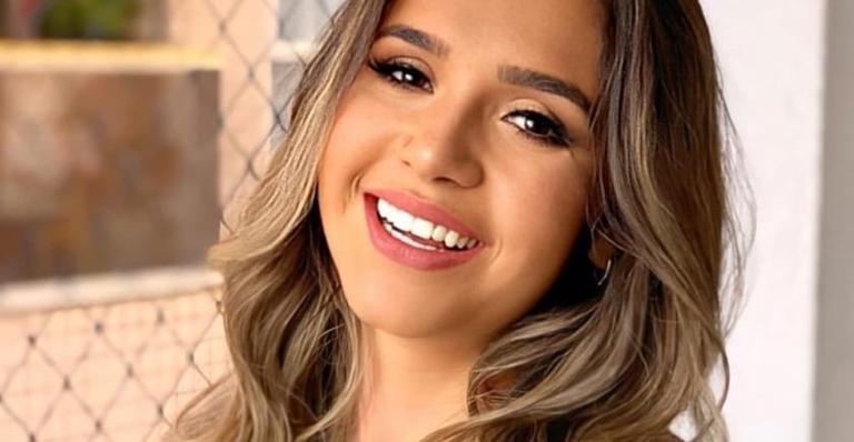 Ex-BBB Gizelly Bicalho eleva a temperatura ao posar de lingerie rendada