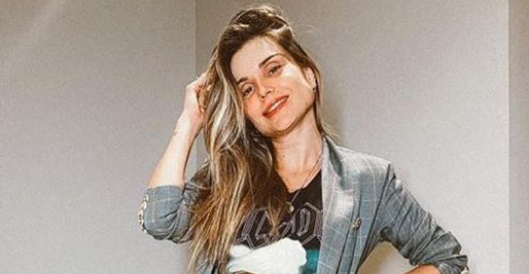 Grávida, Flávia Viana exibe barriguinha: ”Fotita pós pizza e com um neném aparecido”