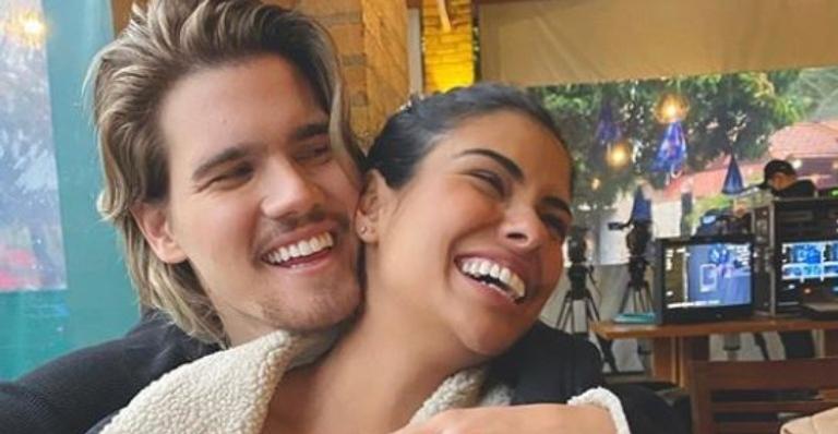 Apaixonada! Munik Nunes posta foto dando beijão em namorado e enlouquece a web: ”Que felicidade”