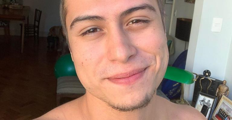 Francisco Vitti radicaliza no visual ao pintar o cabelo e choca internautas