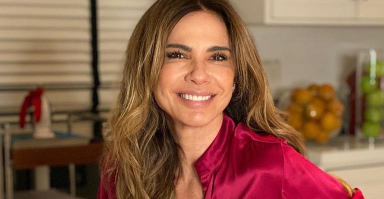 Luciana Gimenez ostenta boa forma em clique de biquíni e fãs elogiam: ”Corpo maravilhoso”