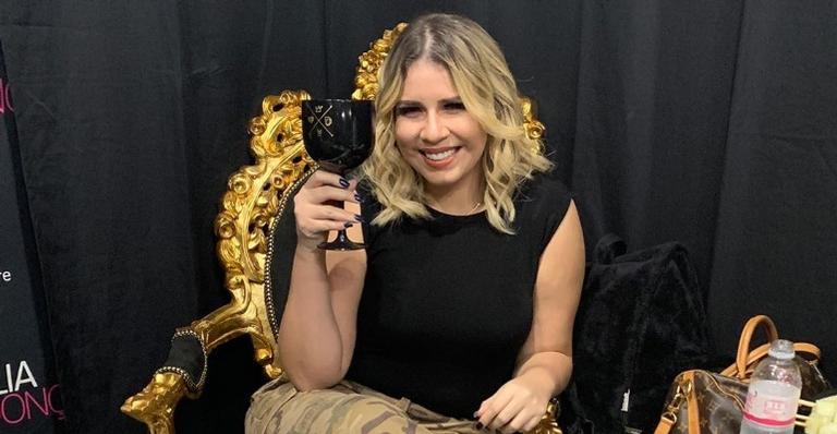 Marília Mendonça exibe almoço em família: ”Dia de feijuca e caipirinha!”