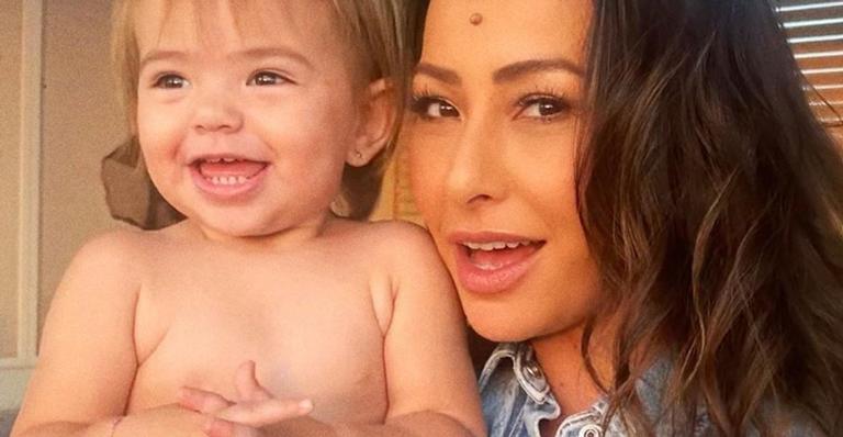 Sabrina Sato mostra Zoe se divertindo com maquiagem e encanta seguidores