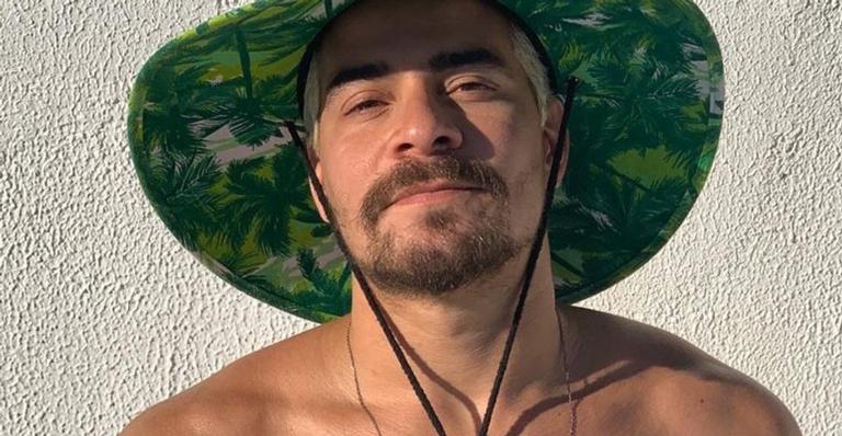 Descamisado, Thiago Martins toma banho de mangueira: ”Lembranças de uma infância no Vidigal”