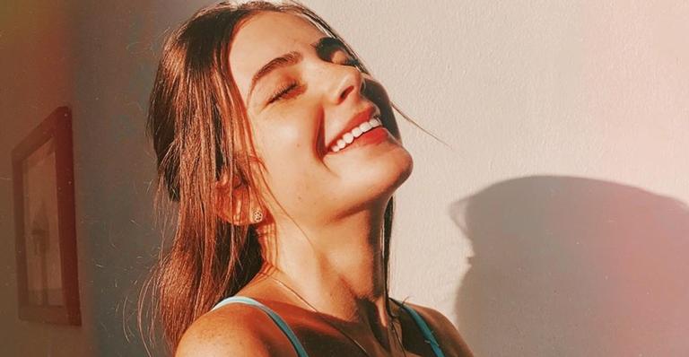 Aproveitando dia de sol, Jade Picon surge belíssima em clique de biquíni