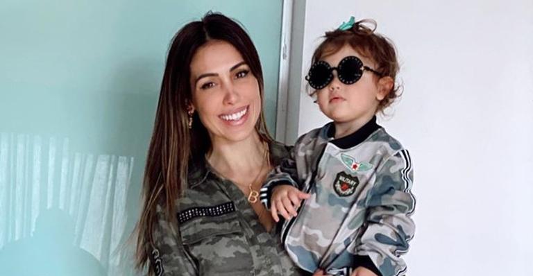 Bella Falconi flagra a filha fazendo dancinha depois de comer e transforma em piada nas redes