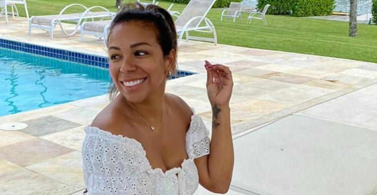 Belle Silva posa esbanjando boa forma e fãs disparam: ”Quarentena está fazendo bem”