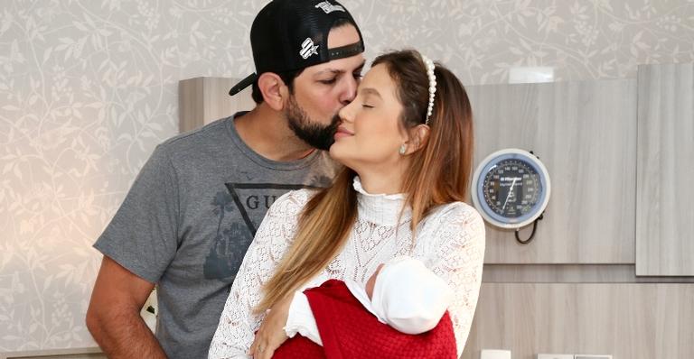 Biah Rodriguez derrete a web ao mostrar primeiro banho do filho, Theo: ”Estou aprendendo ainda”