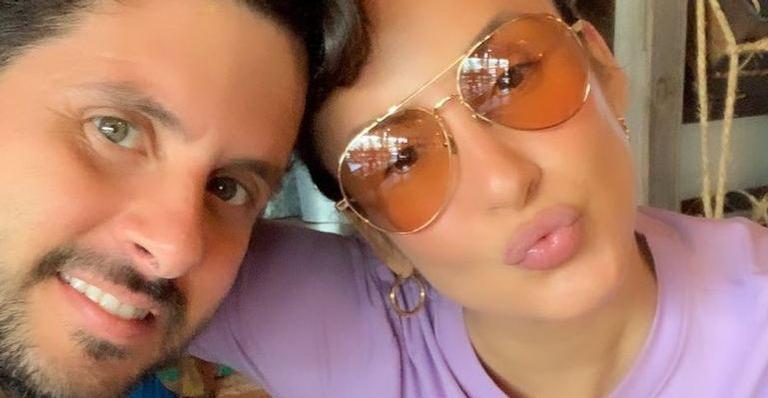Marido de Claudia Leitte flagra momento fofo da cantora em casa: ”Tava toda bonitinha”