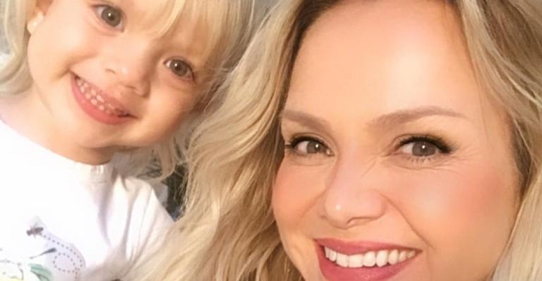 Eliana flagra sua filha brincando com cachorro e declara: ”Alegria da minha vida”